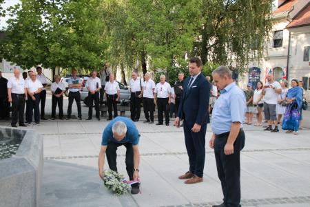 Položitev venca na Spominski svečanosti na Trgu talcev 